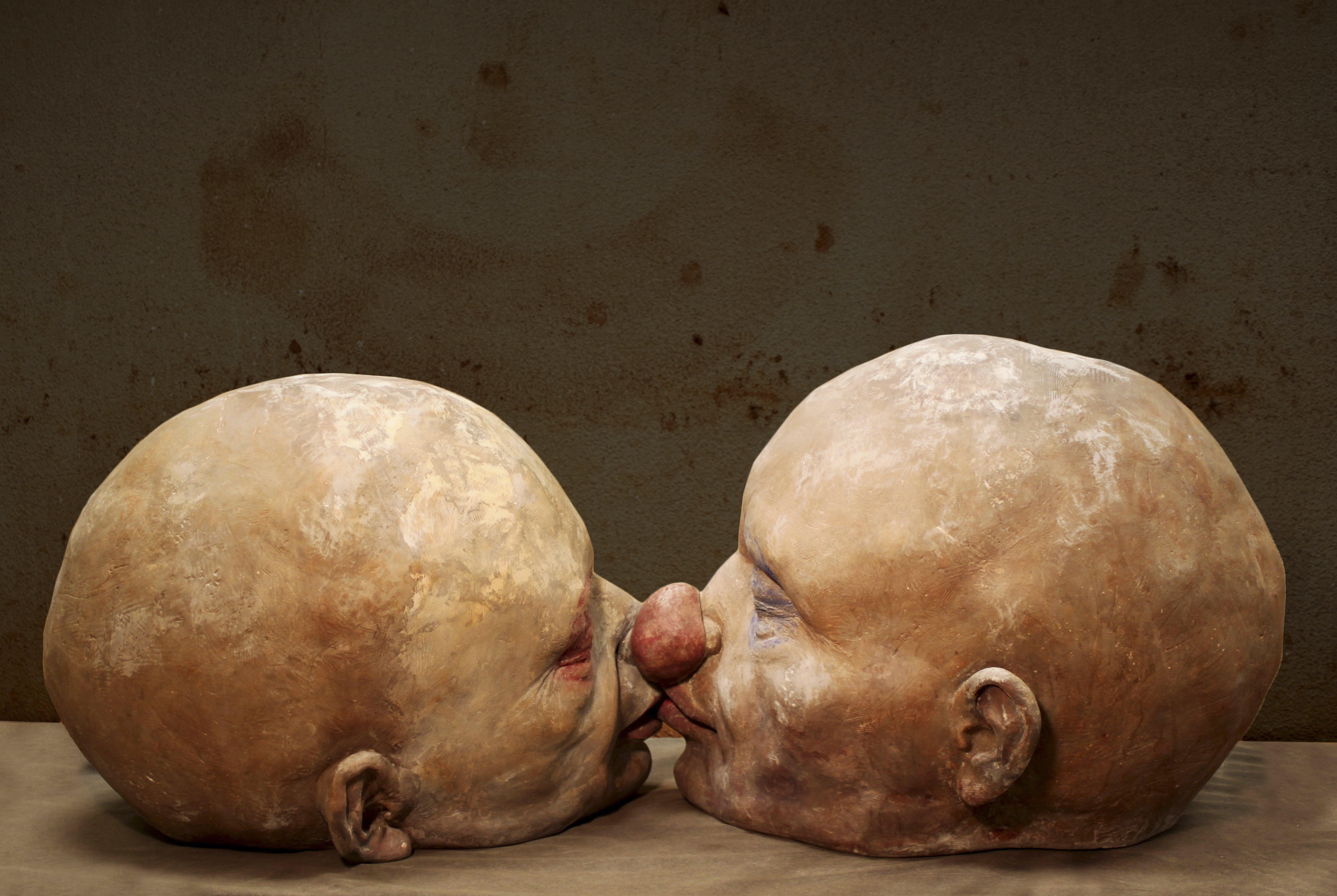 Cabezas besándose obra de Rigoberto Camacho Pérez