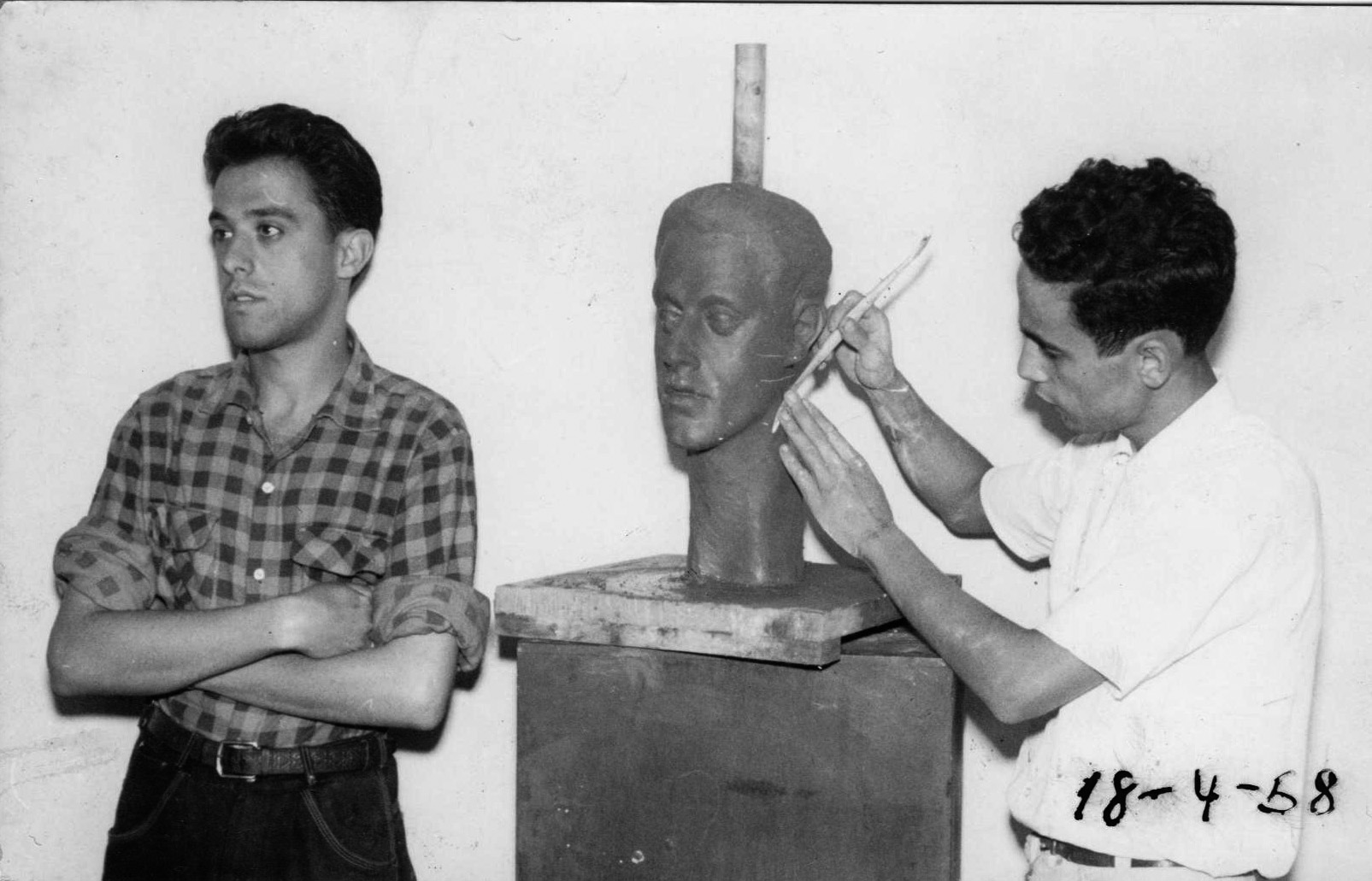 El escultor Félix J. Reyes Arencibia retratando al artista Rafaely