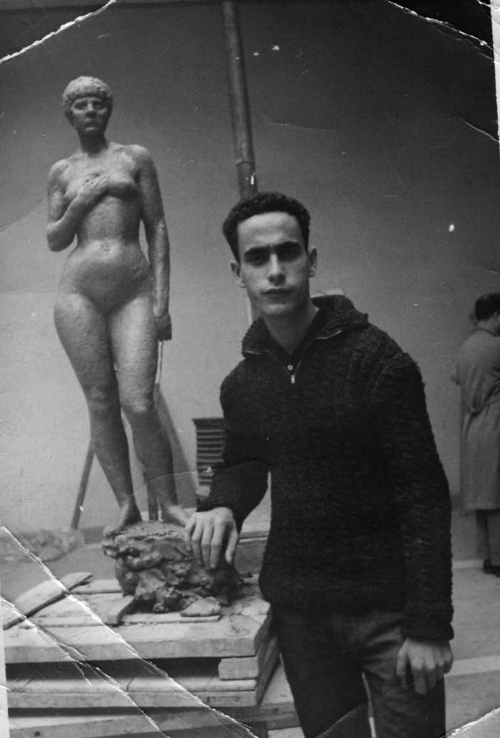 El escultor Félix J. Reyes Arencibia en la Academia de Bellas Artes de Madrid en el año 1963