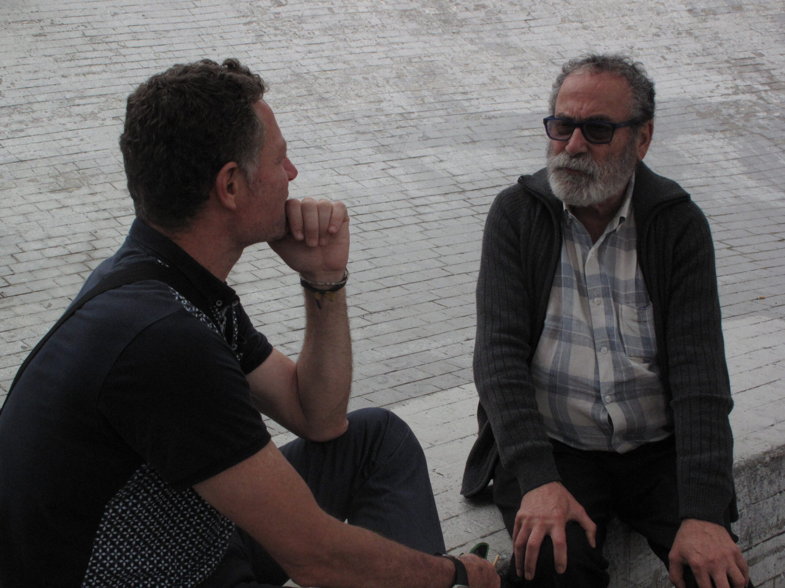 El artistas Félix J. Reyes Arencibia junto al escultor Manolo González