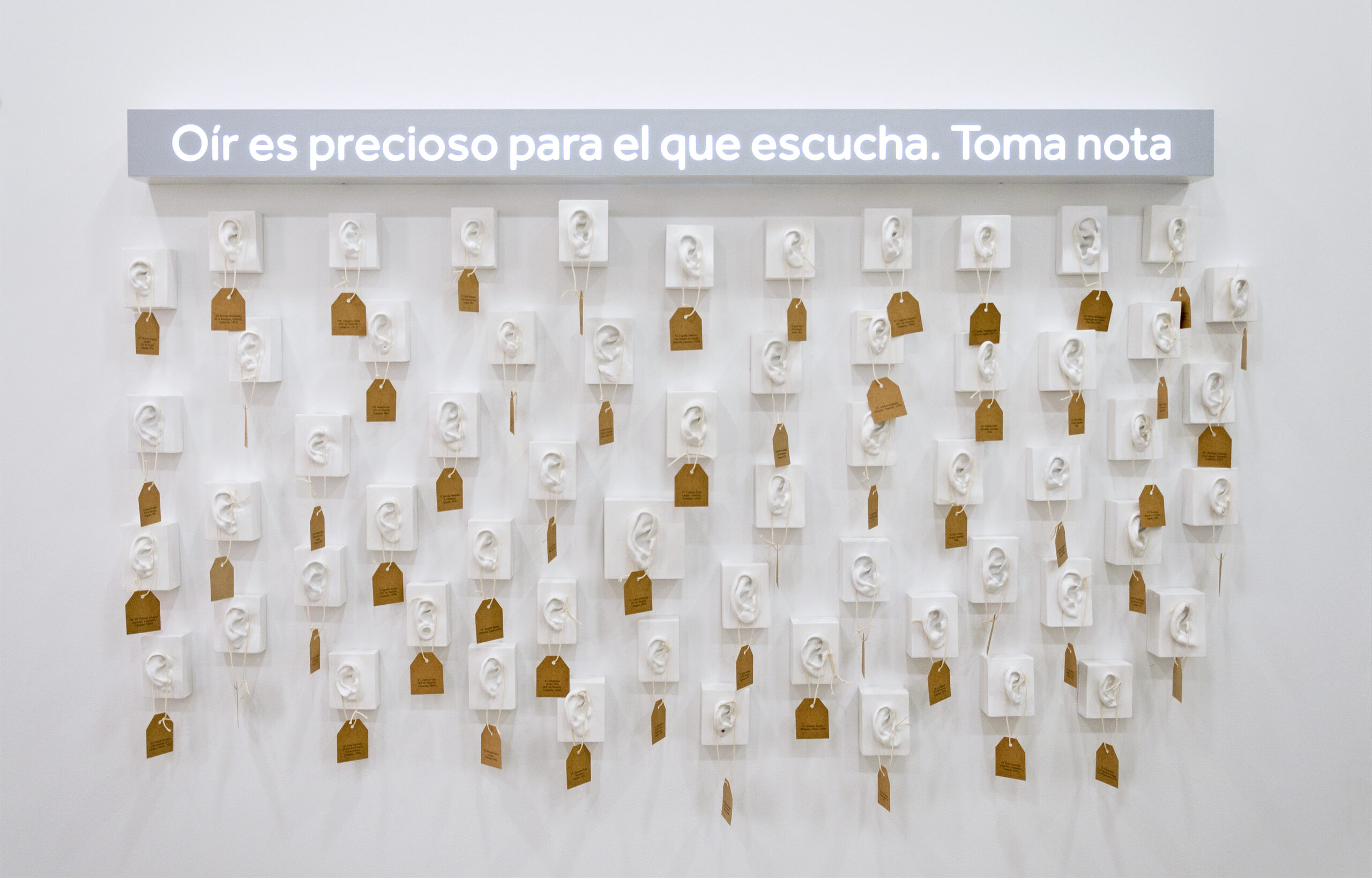 Oír es precioso para el que escucha (instalación) obra de Román Hernández