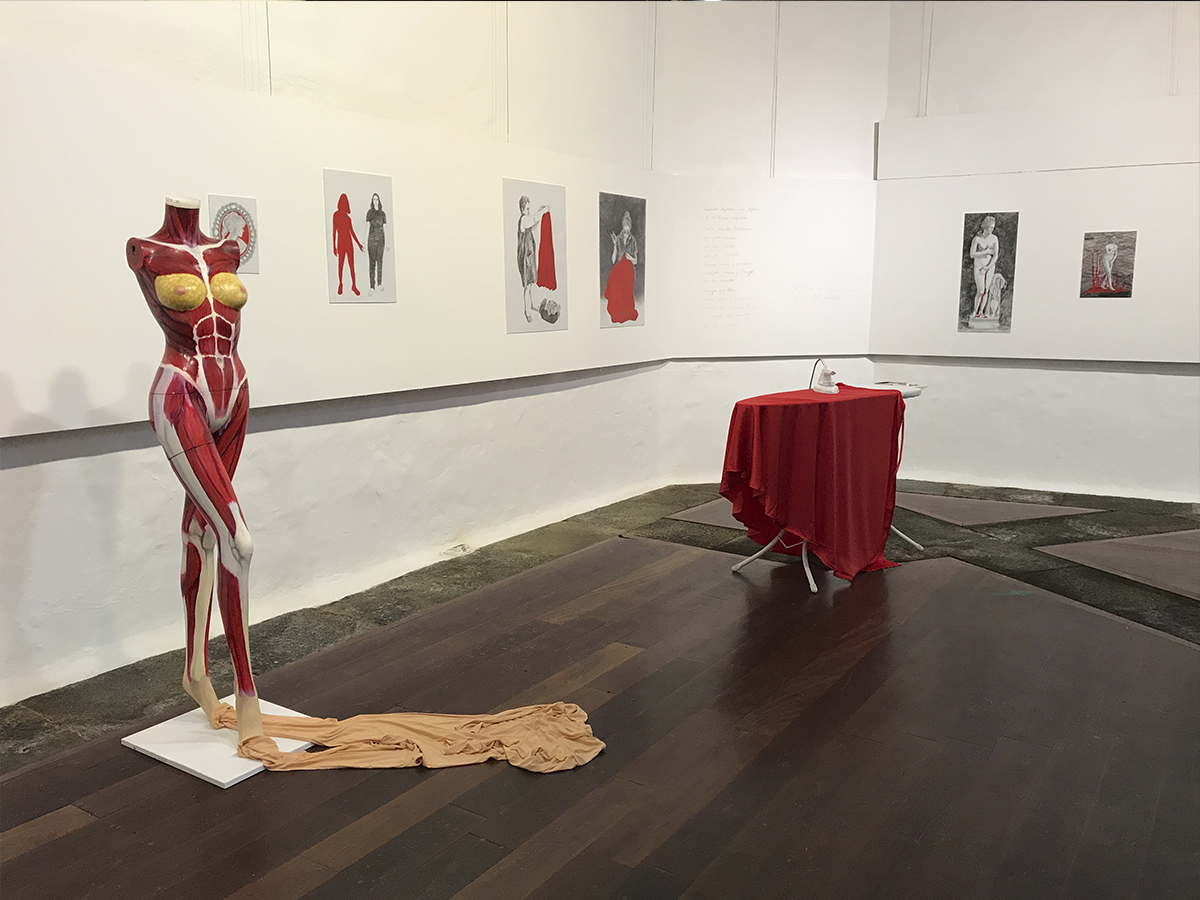 Vista de la exposición "Rojo" de la artista Raquel Plans en la sala El Aljibe de Haría.