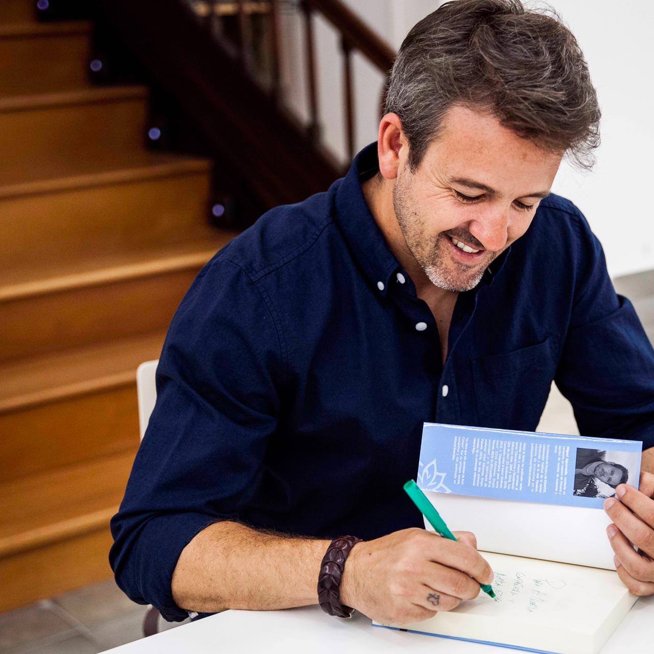 El escritor Miguel Aguerralde firmando su libro en la Casa de la Cultura Agustín de la Hoz