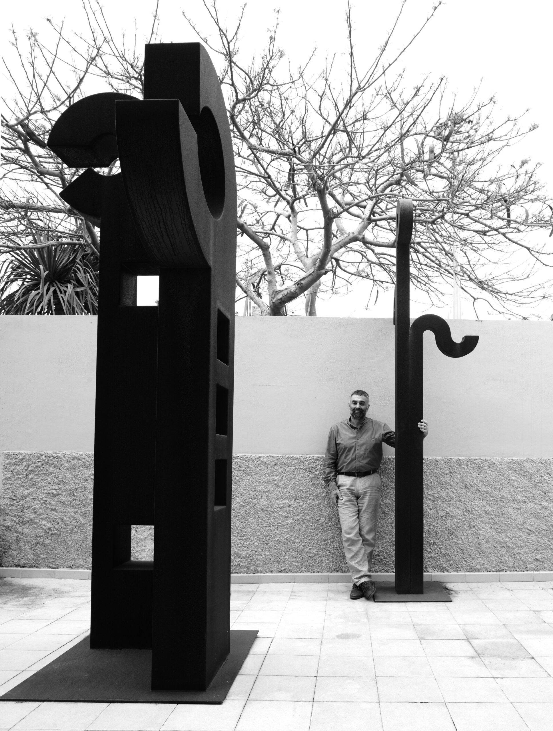 El escultor Alfonso García junto a una de sus obras