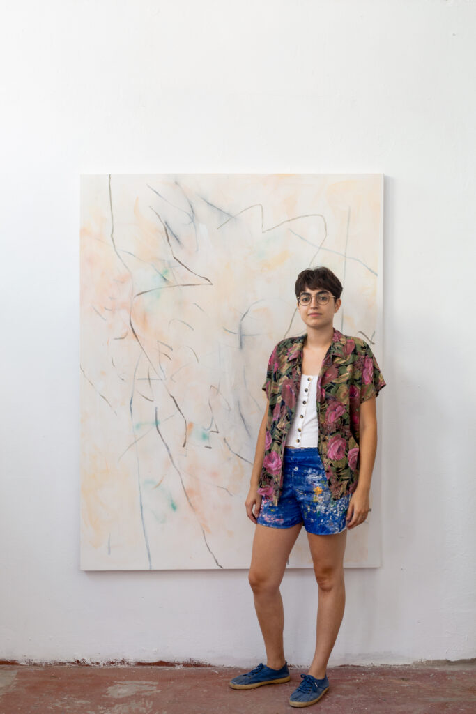 Saskia Rodríguez frente a uno de sus cuadros
