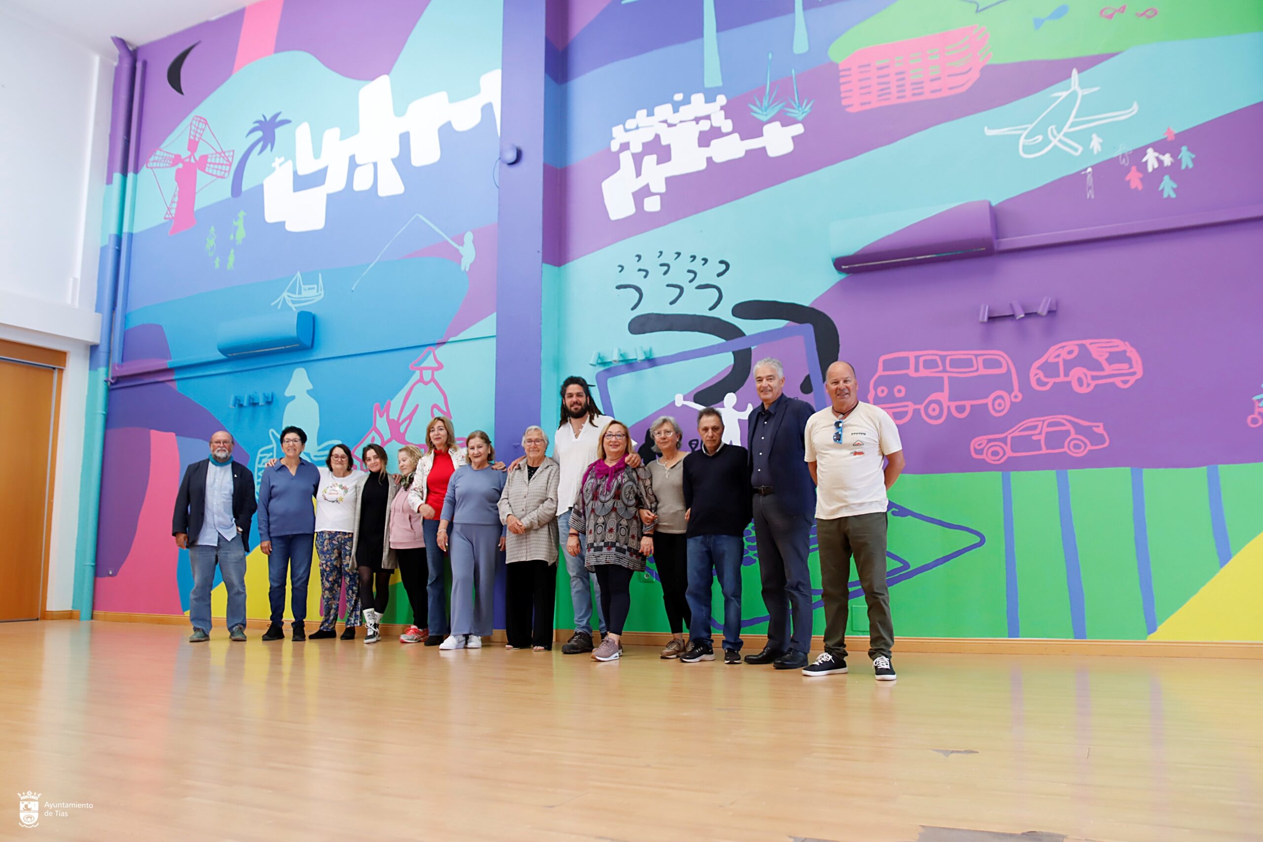 Pino Ojeda, 1945 Tías inaugura el mural Viaje en el tiempo creado por el artista JUIN y los mayores de Puerto del Carmen