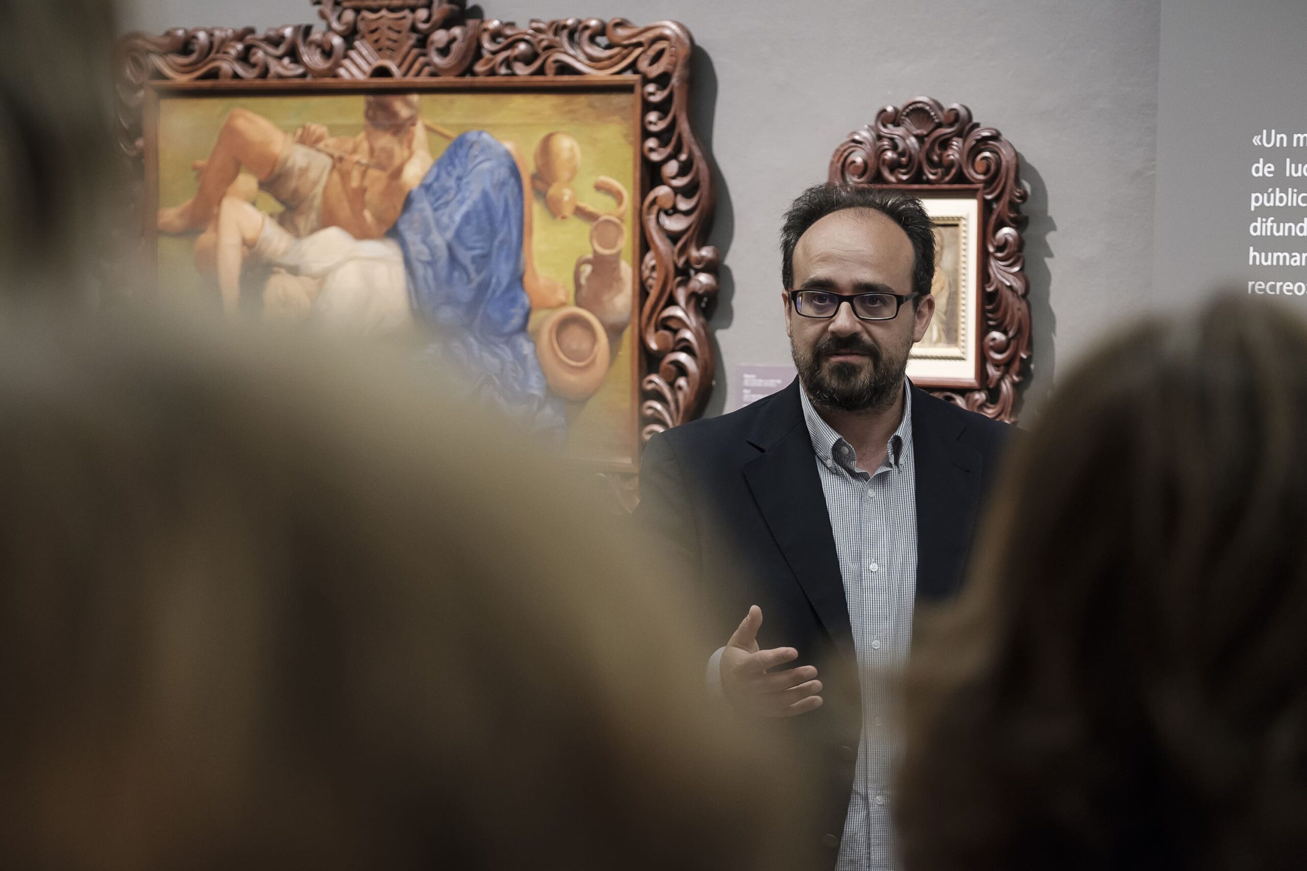 El conservador Javier Pueyo en una anterior visita guiada ala exposición "Juan de Miranda lo pintó"
