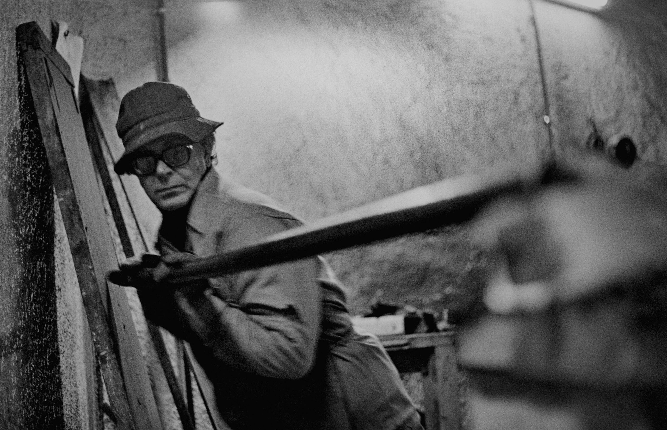 Martín Chirino en su estudio de El Yunque, San Sebastián de los Reyes, Madrid, 1972. Fotografía de Alejandro Togores