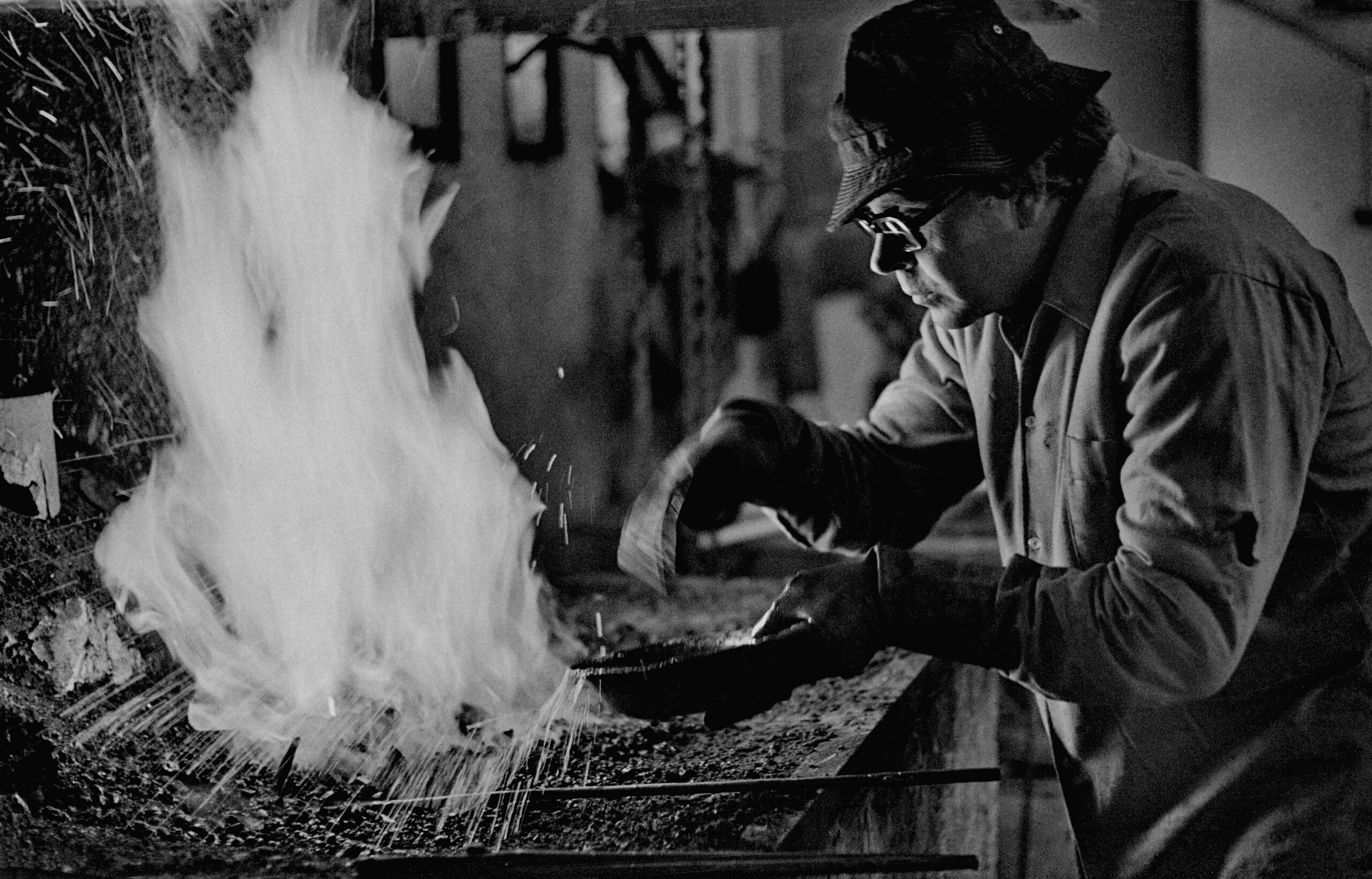 Fragua del estudio de El Yunque, San Sebastián de los Reyes, Madrid, 1972.  Alejandro Togores fotografía a Martín Chirino